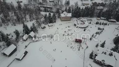 喀尔巴阡滑雪场从高处。 在滑雪电梯上飞行。 鸟`人们在滑雪板和滑雪板上下降的视野。